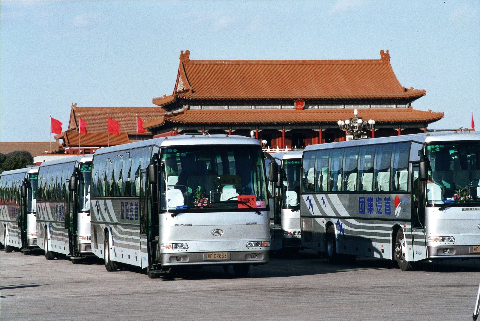 1773843217207 2001-2002年间大金龙成为全国政协、两会等重大活动的首选服务用车